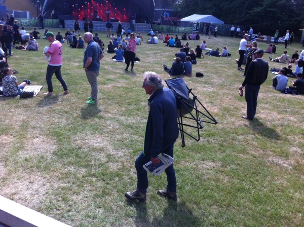 Jo jo, campingstole var der også hist og her. Men langt de fleste valgte fornuftigt nok at smide sig i græsset i stedet for at medbringe disse dødsfælder.